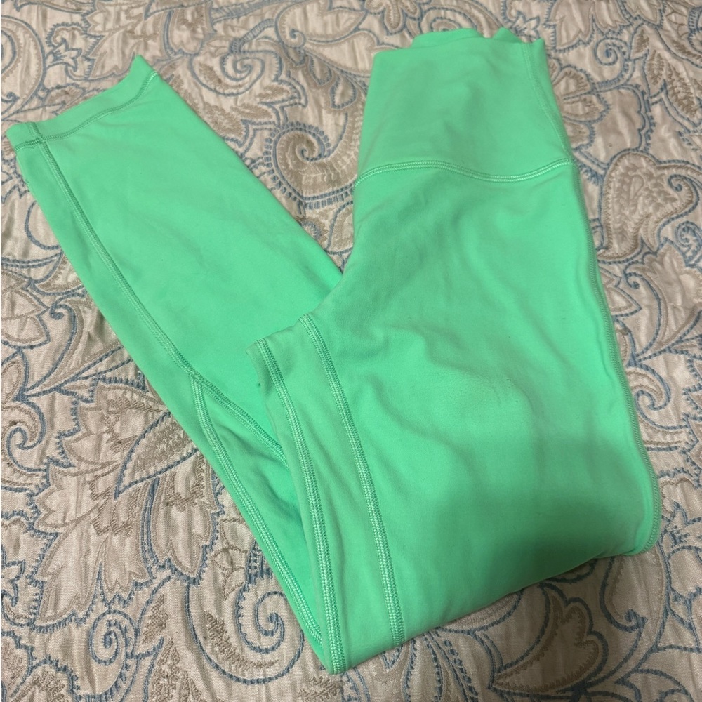 Lululemon SHR ALIGN sz 4 like NEW. Color Pistachio leggings double lined 25”